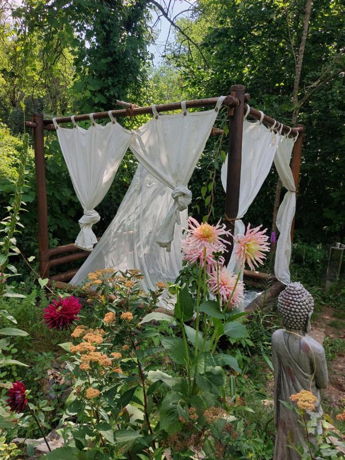 Tente Dans Gazebo Thai Dans Jardin En Bord De Riviere Saint-André-de-Valborgne Exteriör bild